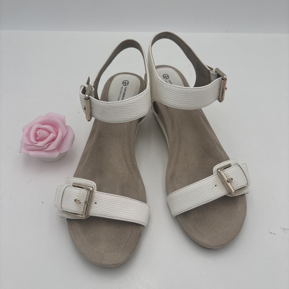 Giani Bernini memory form wedges Size 9
